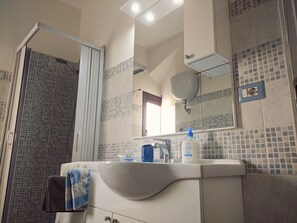 Douche, sèche-cheveux, bidet, serviettes fournies