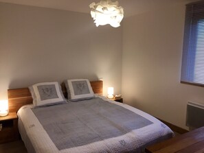 4 chambres, fer et planche à repasser, accès au Wi-Fi (inclus)