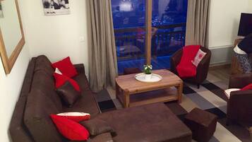 Televisie, een dvd-speler, boeken en een stereo