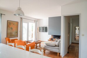 Smart TV, fireplace, DVD player, books