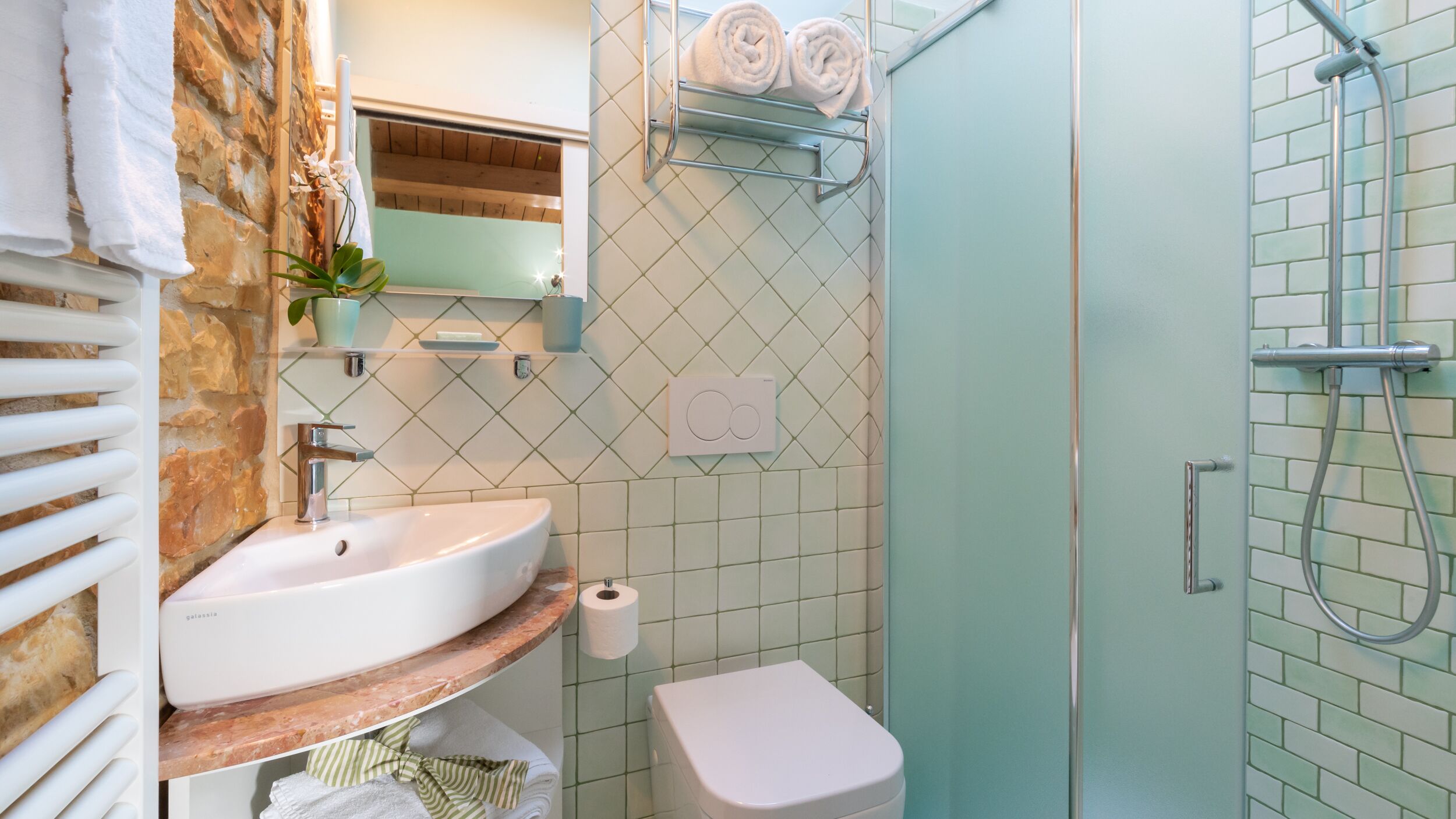 Un baño con lavamanos, inodoro y ducha.