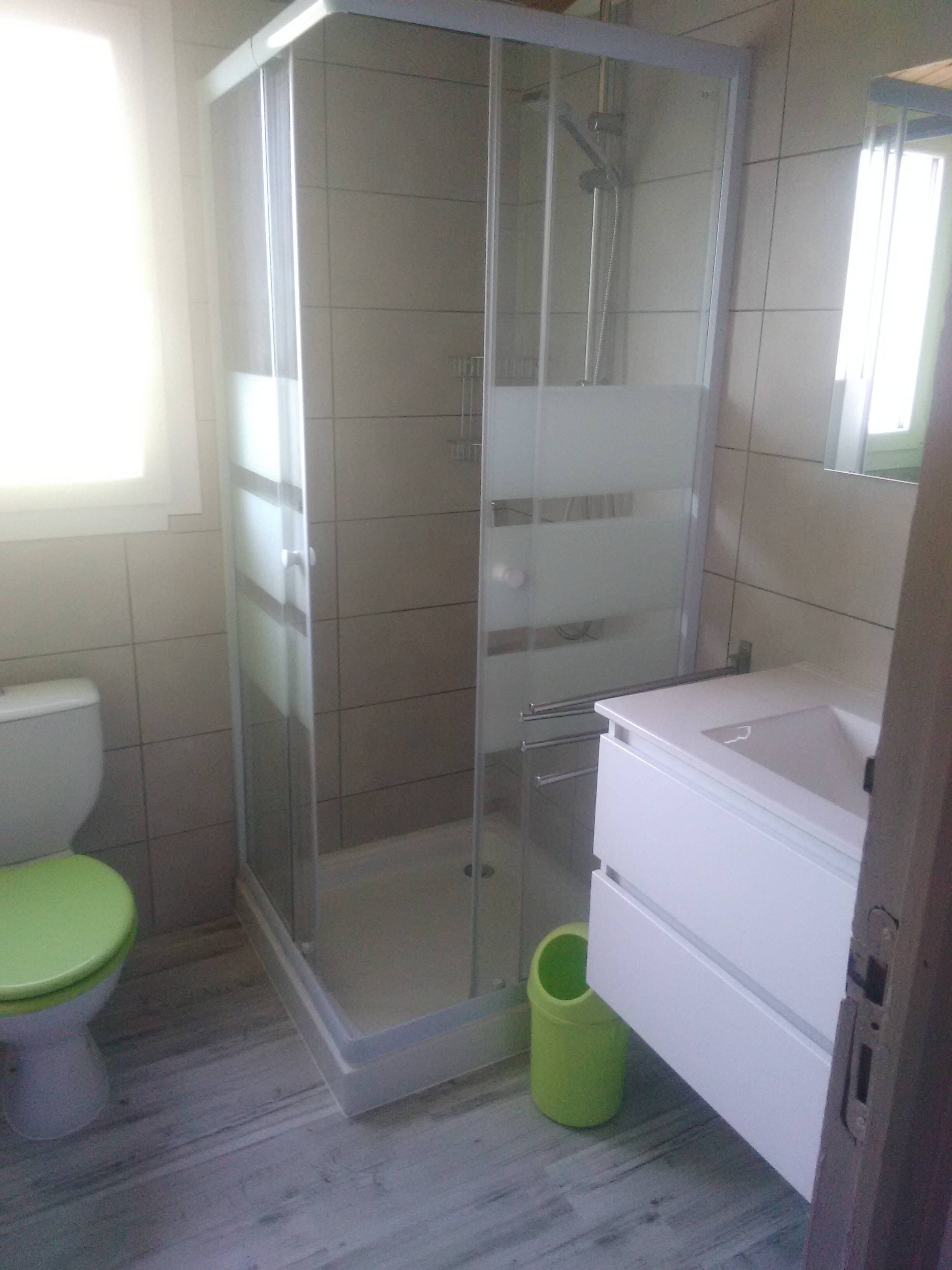 Douche, sèche-cheveux, papier toilette