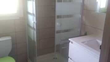 Douche, sĂšche-cheveux, papier toilette