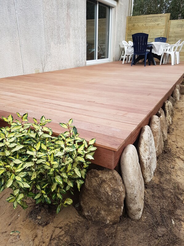 Outdoor dining - for a quiet and relaxing holiday (Jard-Sur-Mer)