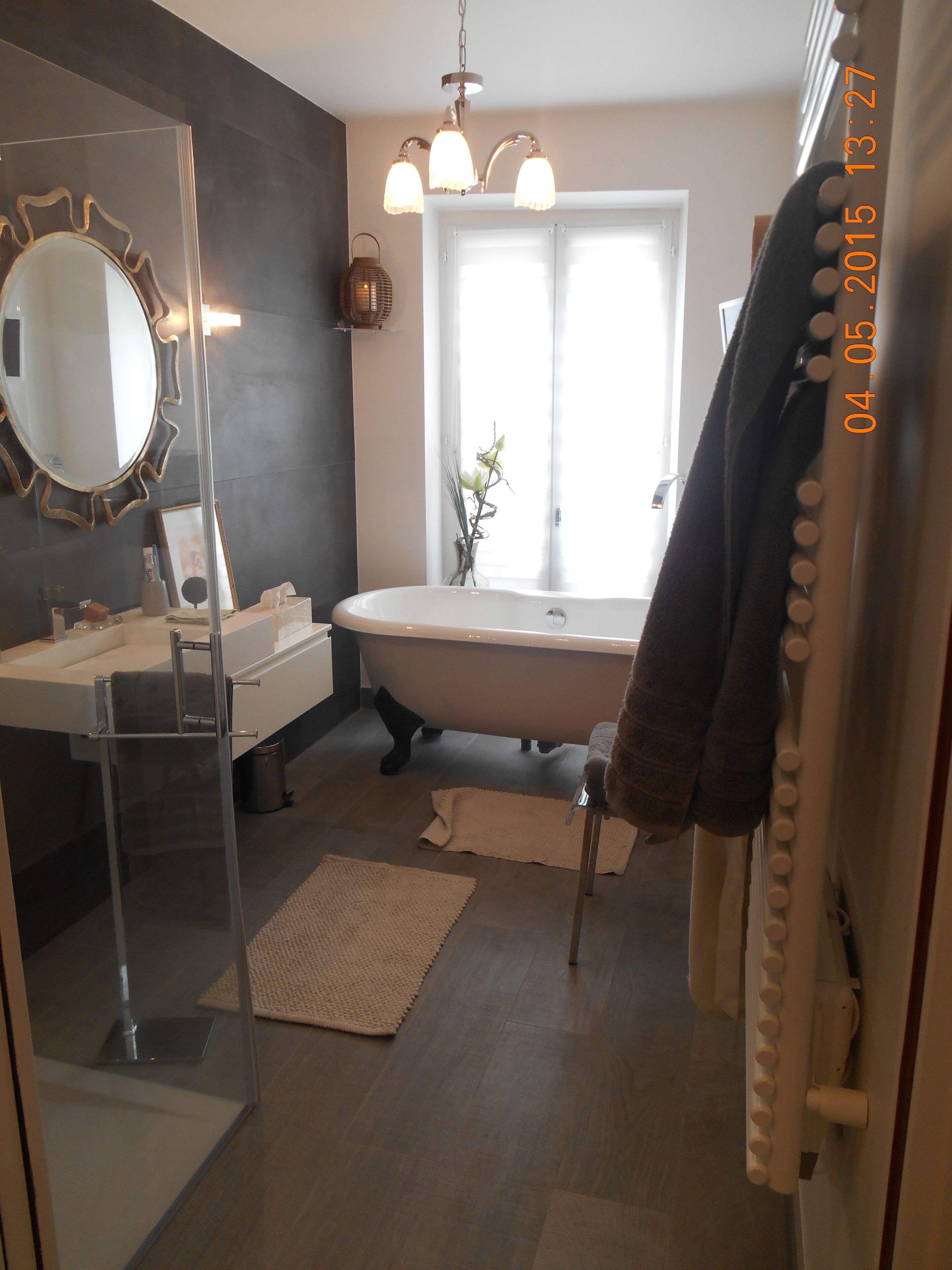 Ensemble douche/baignoire, sèche-cheveux, serviettes fournies, savon