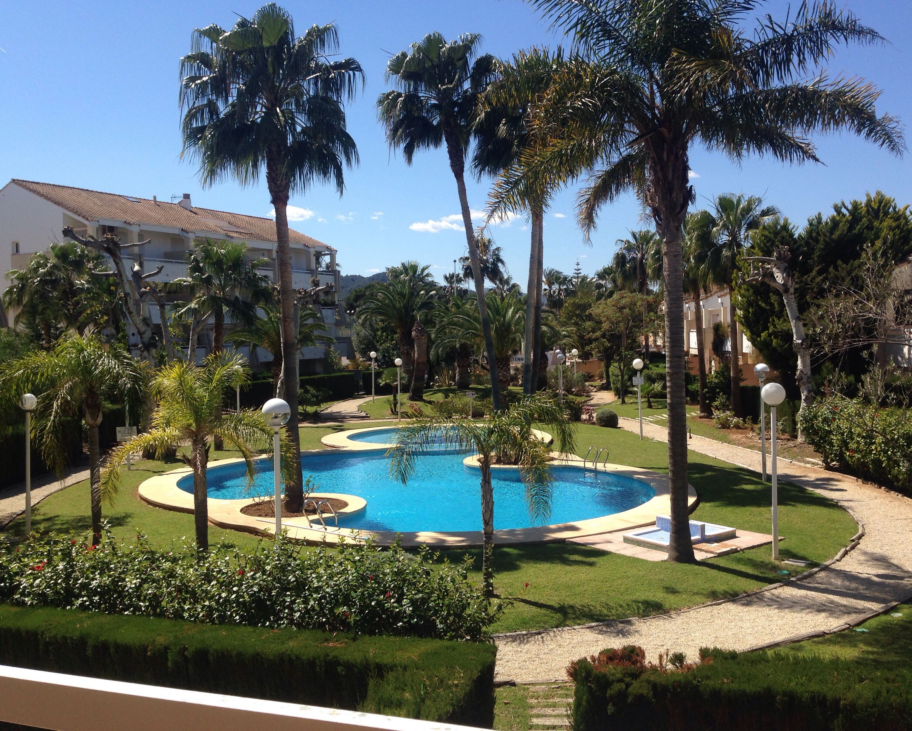 Una piscina al aire libre