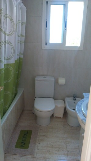 Duschwanne, Haartrockner, Handtücher, Toilettenpapier