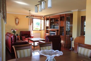 Televisión, reproductor de DVD, futbolito, estéreo