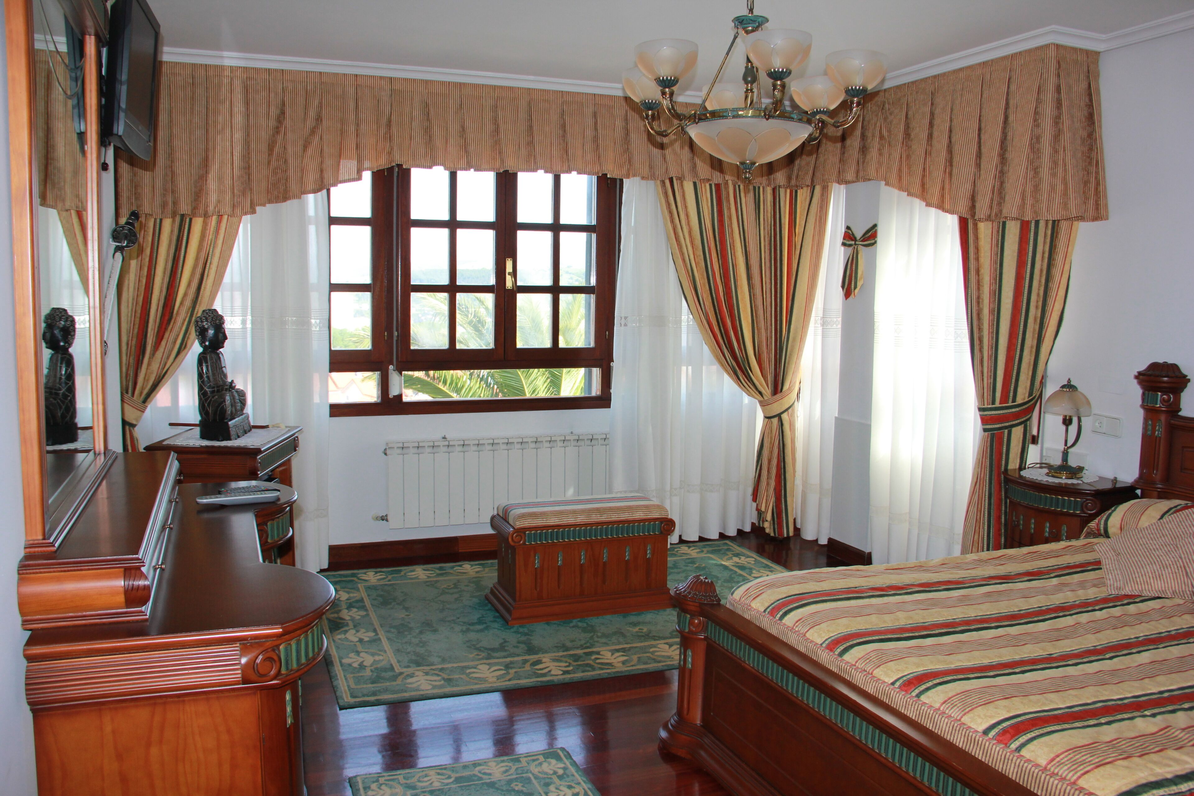 4 chambres, bureau, fer et planche à repasser, lit parapluie