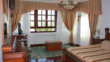 4 habitaciones, escritorio y tabla de planchar con plancha