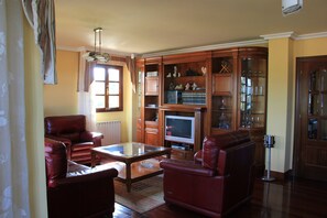 Televisión, reproductor de DVD, futbolito, estéreo