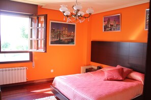 4 habitaciones, escritorio y tabla de planchar con plancha 