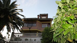 Un edificio de varios pisos con balcones y techo plano.
