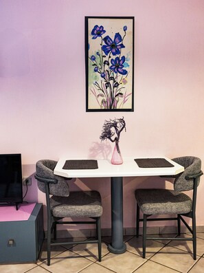 Dining - Sea Breeze Corner, 5 min from the beach garden bbq (heraklion)