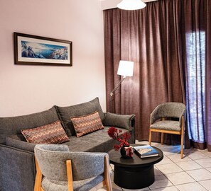 TV - Sea Breeze Corner, 5 min from the beach garden bbq (heraklion)