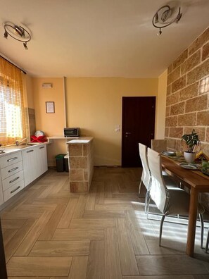 Departamento Confort | Área de sala de estar | Televisión de pantalla plana 