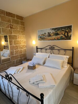 Habitación triple Confort, Terraza | Wifi gratis y ropa de cama 