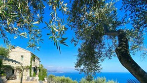 A stone villa with a pool, overlooking the sea. - Paleopetres Marnie - Private Pool - Sea Views - Beaches - North East Coast - (Nisaki)