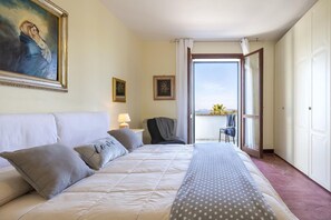 4 bedrooms, iron/ironing board, WiFi, bed sheets - Villa Tramonto with sea view veranda surrounded by greenery with A/C and wifi (Alghero)