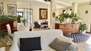 Een smart-tv, een open haard en boeken