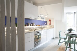 Fridge, microwave, oven, stovetop - Charming attic, terrace, central - Lisboa vida boa 5 (Lisboa)