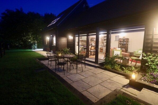Outdoor dining - High quality barn conversion near Cambridge to enjoy countryside & city (Cambridge)