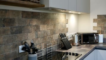 Coffee/tea maker, fridge, microwave, oven