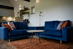 Smart-TV, peis, DVD-spiller og bordtennis