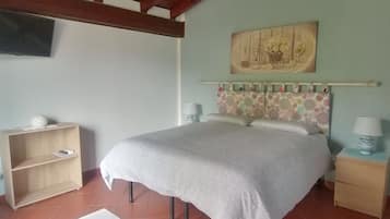 2 bedrooms, in-room safe, iron/ironing board, free WiFi