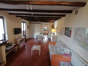 Een smart-tv, een open haard en boeken