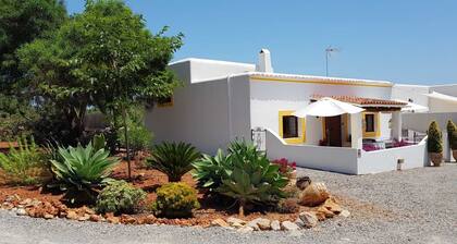 Casa rural en Ibiza a 2km de la playa Aguas Blancas con Jardín y BBQ