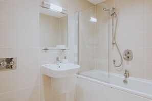 Duschwanne, Haartrockner, Handtücher, Toilettenpapier