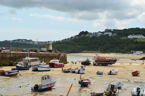 Wunderschön präsentierte, luxuriöse Erdgeschosswohnung mit Meerblick und Parkplatz
