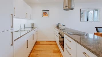 Frigorífico, microondas, horno y placa de cocina