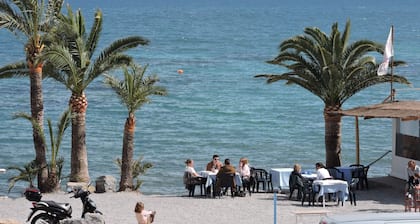 Appartement ensoleillé en 1Úre ligne avec vue et accÚs privé à la plage
