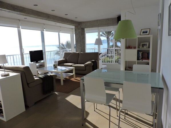 TV, fireplace, DVD player, books - Sunny apartment in 1st line with views and private access to the beach (Altea)
