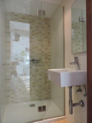 Séchoir à cheveux, bidet, serviettes fournies