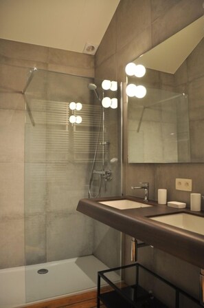 Shower, free toiletries, hair dryer, towels
