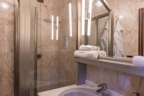 Shower, hair dryer, bidet, towels