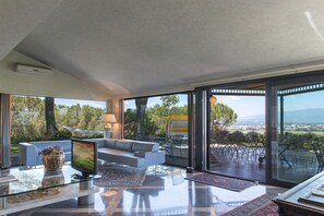 Televisión, chimenea, estéreo