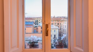 Unes portes dobles amb vista a edificis a través de les finestres.