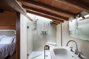 Baignoire, séchoir à cheveux, bidet, savon