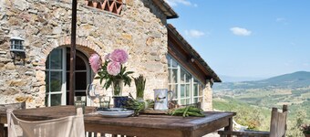 Exceptionally pretty cottage with pool, views, in walking distance from Panzano