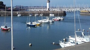 A marina with multiple boats docked, a lighthouse, and a clear sky. - Apartment/ flat - Quiberon (Quiberon)