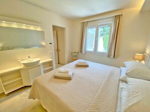 2 bedrooms, desk, iron/ironing board, WiFi