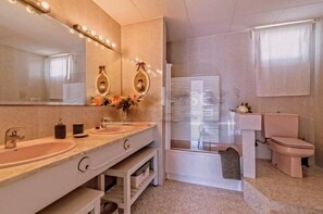 Suihkun ja ammeen yhdistelmä, hiustenkuivaaja, bidee, pyyhkeet