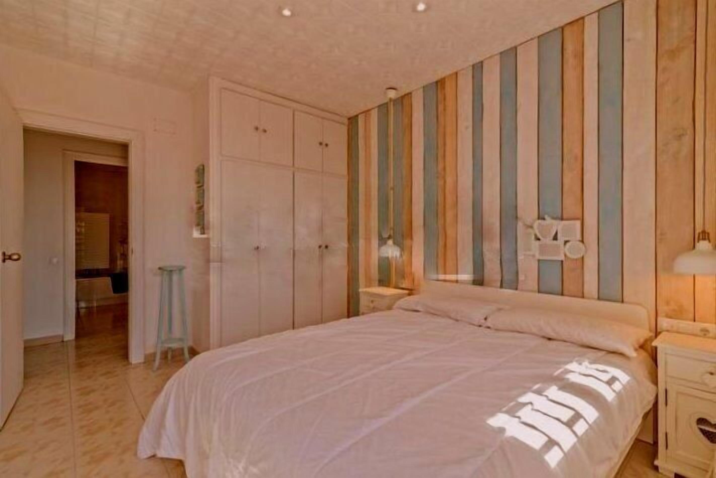 5 bedrooms, soundproofing, iron/ironing board, travel crib