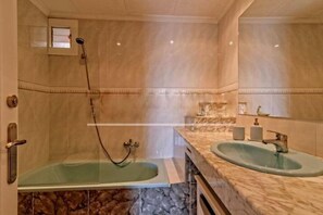 Ensemble baignoire-douche, séchoir à cheveux, bidet, serviettes fournies