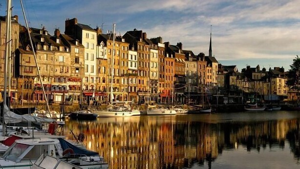 A waterfront with buildings and boats. - Norman house with garden near the landing beaches  (Ver-Sur-Mer)