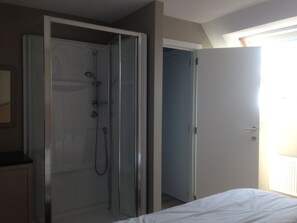 4 bedrooms, iron/ironing board, free WiFi, bed sheets - house with rooster located in a closed enclosure for 10 people and 2 babies (Le Coq)